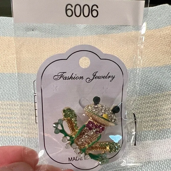 3/$18 Fashion Jewelry Gold & Green Crystal Frog Brooch Lot 6006 - Picture 2 of 6